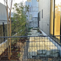 新築の庭施工事例。アンティークの大谷石をテラス風に敷き、石畳の小道に。お客様コメント：建築家さんも建築業者さんもアイデアが素晴らしいと絶賛されてました。